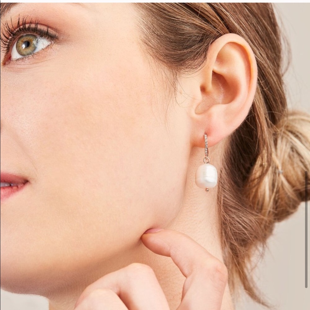 :: Stella & Dot Bohemian Pearl Huggie Earrings - Picture 8 of 8